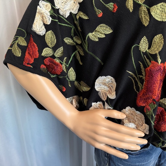 AKEMI + KIN Women’s V-Neck Embroidered Floral Oversized Top (Size XS/S) - Picture 5 of 15